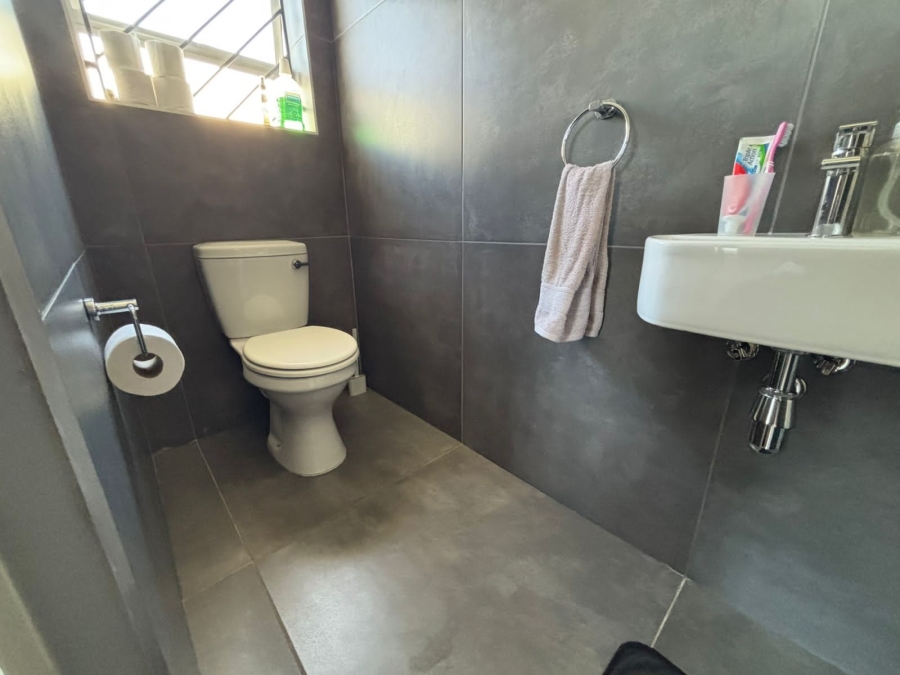 To Let 5 Bedroom Property for Rent in Rouxville Western Cape